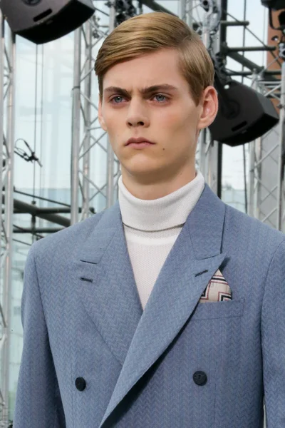 Look 10